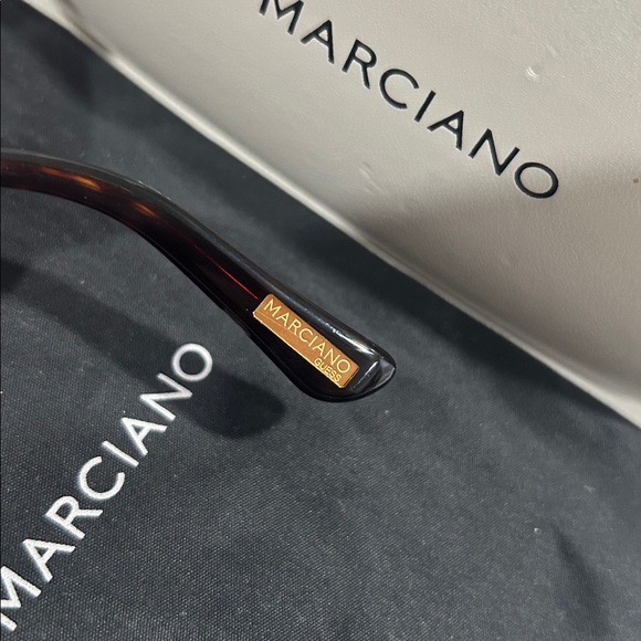 Marciano Brown Sunglasses
Style: GM0745
With hard case
Like NEW - Picture 7 of 8